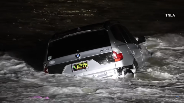 Ein Foto eines BMW-SUV, der ins Meer stürzte. 